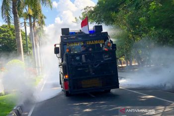 Satgas Pencegahan COVID-19 NTB melakukan penyemprotan disinfektan massal