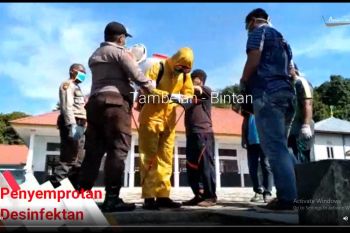 Penyemprotan desinfektan di Tambelan