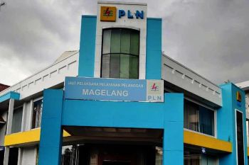 Layaani gangguan, petugas PLN Magelang dilengkapi APD