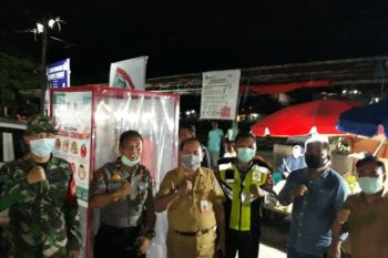 Enam bilik sterilisasi ditempatkan di pasar tradisional Manado cegah COVID-19