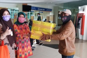 Prajurit TNI AL antarkan masker untuk dokter ke lima kabupaten