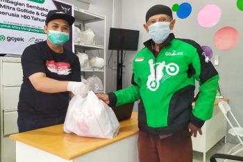 ACT Padang dan Gojek sumbang paket pangan untuk mitra usia 60 tahun lebih