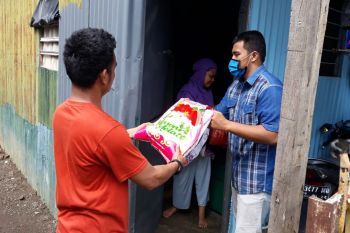 Perumahan Dosen Unhas bantu warga sekitar yang terdampak COVID-19
