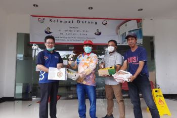 Tim Medis COVID-19 dapat sumbangan madu dari Asosiasi Perlebahan Indonesia