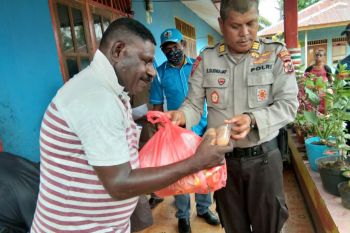 Pemkab Merauke dan Polri-TNI bagikan 3.500 paket sembako warga