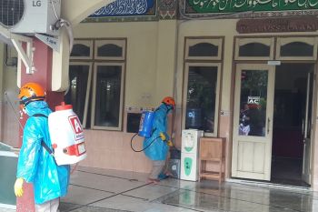 Alfamidi semprot disinfektan fasilitas publik di Yogyakarta cegah COVID-19