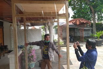 Benar-benar kreatif, seorang pemuda di Kota Solok rancang bilik disinfektan otomatis berbiaya murah