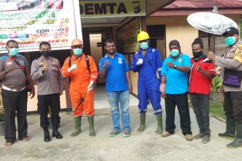 Distrik Demta semprot cairan disinfektan ke fasilitas umum cegah COVID-19
