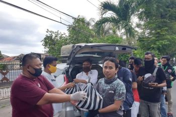 Warga Mataram membagikan sembako untuk warga miskin terdampak COVID-19