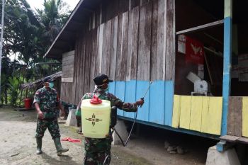 Satgas TMMD Kampung Kibay lakukan penyemprotan disinfektan