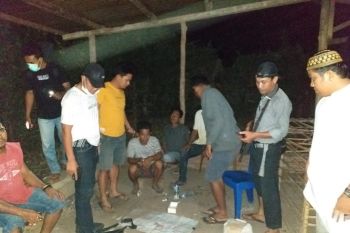 Sibuk cegah COVID-19, ini 5 warga di Dompu justru asyik main judi dadu