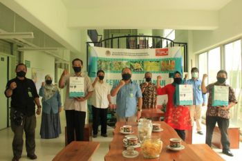 KLHK membagikan minyak kayuputih untuk mencegah COVID-19 ke desa sekitar