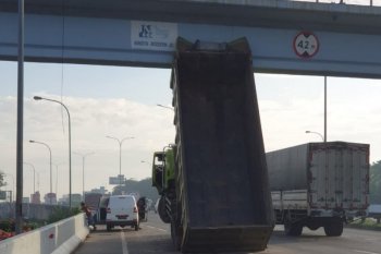 Baru pertama terjadi, bak truk tersangkut ke jembatan penyeberangan orang