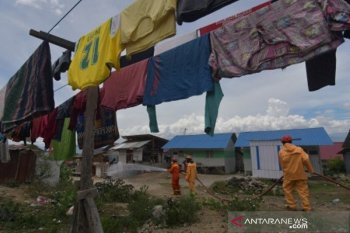 Disinfektan tenda pengungsi di Balaroa