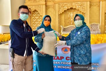 PKK Sulsel salurkan bantuan 7.500 paket kebutuhan pokok di Makassar