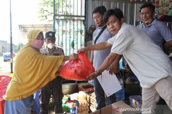 PT Antam UPBN Sultra bagi-bagi sembako kepada warga Kolaka