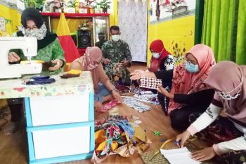 Ibu-ibu Persit buat masker untuk dukung tugas suami di lapangan
