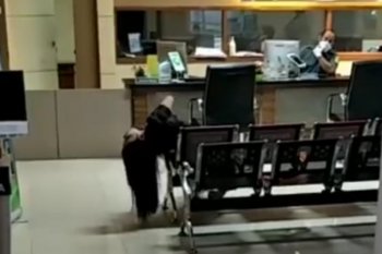 Seorang perempuan tiba-tiba kejang-kejang di pengadilan