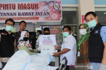 Mitra ACT Padang serahkan 114 APD untuk RSUP M. Djamil