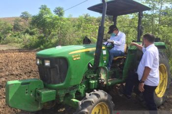 Petani di wilayah transmigrasi Sigi dapat Alsintan  dari bupati