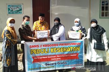 Produksi sendiri, SMKS 2 Kosgoro Payakumbuh bagikan masker dan hand sanitizer secara gratis