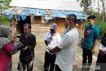 Dharmasraya peduli COVID-19 salurkan sembako untuk warga