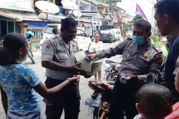 Binmas Polresta Jayapura bagikan masker dan sabun cuci tangan cegah Corona