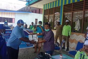 Partai Demokrat bagi 5.000 masker gratis di Nabire cegah COVID-19