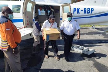 Velix Wanggai : Bupati Paniai terbangkan pesawat sendiri bawa alkes