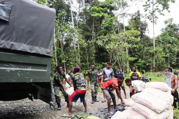 Warga Kampung Kibay Keerom bantu truk Satgas TMMD bawa bahan bangunan