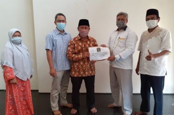 Fraksi PKS DPRD Kudus serahkan gaji untuk tangani COVID-19