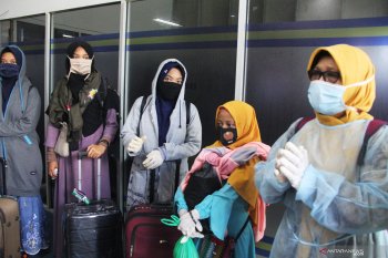 Mahasiswa dan santri asal Riau dari luar negeri tertahan di Jakarta