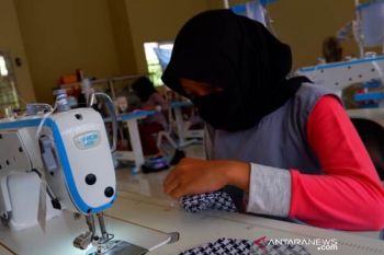 SMKN 1 produksi masker kain dan dibagikan gratis