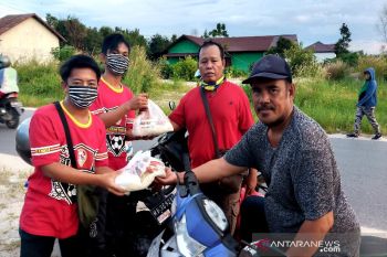 Kalman Persepun FC bagikan sembako kepada warga terdampak COVID-19