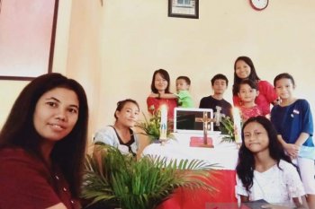 Umat Katolik di Timika ibadah Minggu Palma melalui "video streaming"