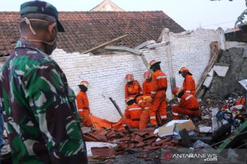 Polisi evakuasi dua orang tertimpa bangunan roboh