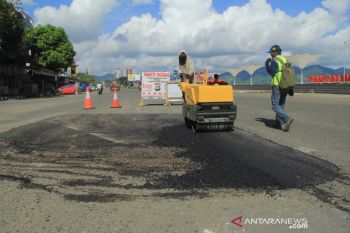 Perbaiki jalan trans Sulawesi