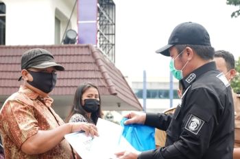 Gubernur serahkan bantuan pembayaran listrik dan sembako gratis