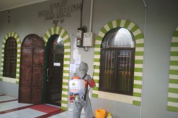 Sekolah Athirah Makassar lakukan aksi disinfeksi sejumlah masjid