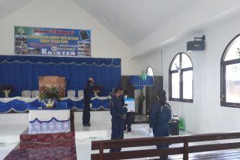 Puskesmas dan mahasiswa Poltekes Jayapura semprot disinfektan ke fasilitas umum