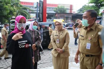 Atikoh ajak kader PKK berikan donasi ke keluarga terdampak COVID-19