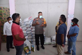 Kapolda Papua salurkan bantuan di posko pandemi virus corona