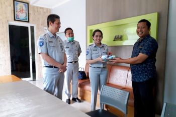 PT Jasa Raharja Lampung serahkan bantuan hand sanitizer ke PO bus