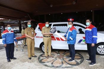 Bantu tangani COVID-19, Pertamina serahkan satu unit ambulans kepada Pemkab Cilacap