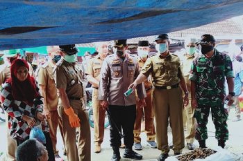 Pengecekan harga kebutuhan pokok di Pasar Sengeti