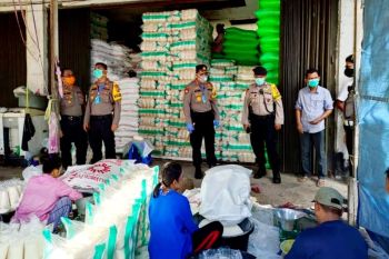 Polresta Palangka Raya cek bahan pangan di pasar tradisional