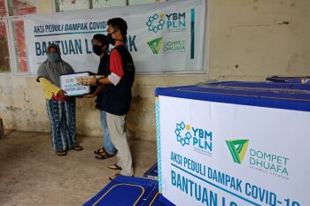Dompet Dhuafa-YBM PLN bagi sembako kepada warga terdampak COVID-19