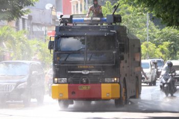 Polres Pelabuhan Makassar kerahkan mobil "water canon" semprot disinfektan