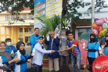 KNPI Kota Solok bagikan 50 liter hand sanitizer kepada pedagang dan tukang ojek