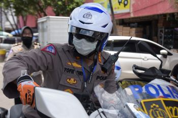 Ditlantas Polda Sumbar bagikan sarung tangan gratis bagi masyarakat